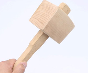 Sau cãi nhau, vợ cầm búa gỗ đánh chồng tử vong