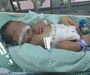 Bé gái 32 tuần tuổi bị mẹ phá thai để chối bỏ được nhóm thiện nguyện khi đi nhặt xác thai nhi cứu sống