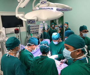 Cứu sống bé gái bị mảnh sành đâm vào cổ, ngưng tim, ngưng thở