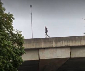 Hà Nội: Nam thanh niên đi bộ 'hóng gió' trên lan can đường vành đai 3 trên cao khiến nhiều người lo lắng
