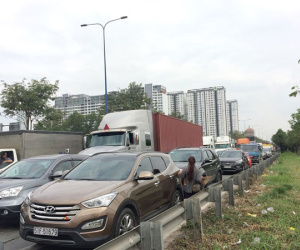 Kẹt xe 4 giờ ở đường dẫn vào cao tốc Long Thành