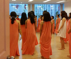 Những cô gái có chồng nhờ đi học nghệ thuật 'cưa'