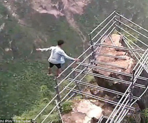 Sau vụ diễn viên tử vong vì ngã từ tầng 62, vẫn có thanh niên Trung Quốc liều mình như thế này