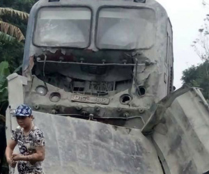 Tàu chở khách đâm ôtô, đường sắt Bắc - Nam tê liệt 3 giờ