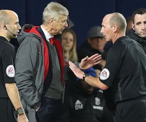Wenger bị yêu cầu giải trình vụ chê trọng tài lố bịch