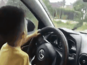 Clip người phụ nữ đạp chân ga, bé trai cầm vô lăng điều khiển ô tô giữa trời mưa khiến nhiều người hốt hoảng