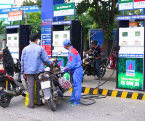 Giá xăng A95 tăng quá mạnh: Bộ không quản, dân mù mờ