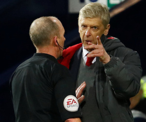 HLV Wenger bị cấm chỉ đạo 3 trận vì chỉ trích trọng tài