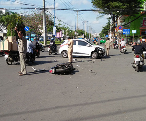 TP.HCM: Vượt đèn đỏ đâm vào ô tô, xe máy gãy đôi, 1 người chết