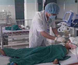 Bị đạn bắn xuyên thái dương khi đang bế em