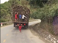 Clip: Thót tim nhóm trẻ đu bám xe tải trên quốc lộ