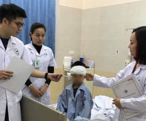 Cưỡi lưng chó nhà, bé trai 5 tuổi bị chó cắn rách tai