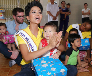 Hoa hậu H'Hen Niê đi từ thiện cùng Miss Universe 2008 Dayana Mendoza