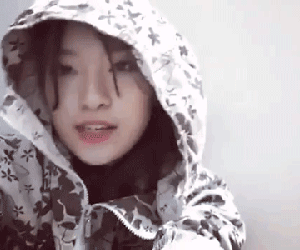 Khánh Vy mặc áo chống nắng, bắn rap cực chất bằng tiếng Anh