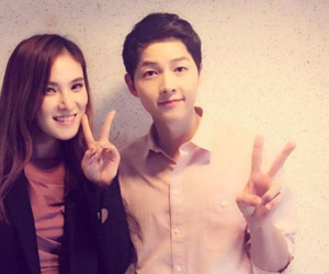 Không chỉ ga lăng với mình vợ, Song Joong Ki còn lịch thiệp với cả những người phụ nữ khác