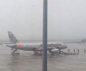Máy bay Jetstar đi Sài Gòn hạ cánh ngay sau khi vừa cất cánh tại Nội Bài