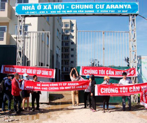 Người dân Huế 'vây' công trường xây chung cư đòi bàn giao nhà