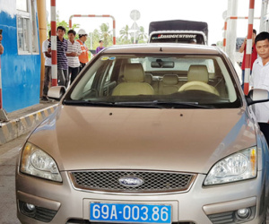 Tài xế ôtô biển xanh phản đối trạm BOT Sóc Trăng