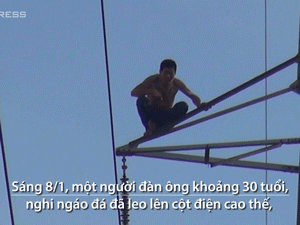 Video: Cảnh sát TP HCM giải cứu người đàn ông trên trụ điện cao thế