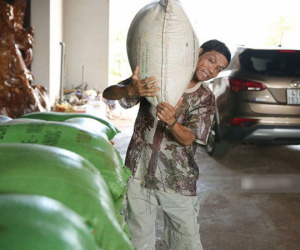 Bố H'Hen Niê vẫn tất bật với công việc làm ruộng, bốc vác dù con gái vừa đăng quang Hoa hậu Hoàn vũ Việt Nam