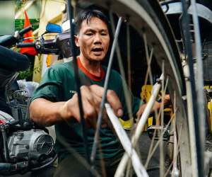 Chuyện về người đàn ông chuyên 'hồi sinh' những chiếc xe đạp cũ, nâng bước học trò nghèo đến trường