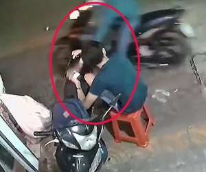 Clip: Ngồi trước cửa nhà, 'khổ chủ' bị giật phăng điện thoại trên tay