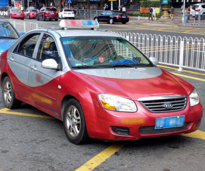 Cô bé lần nào đi taxi cũng chỉ ngồi một trạm, 10 năm sau, bác tài nức nở khi biết sự thật
