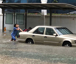 Đường phố Singapore biến thành 'sông' sau cơn mưa lớn