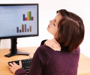 Giới văn phòng không nên chủ quan khi bị đau vai gáy