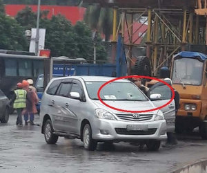Hà Nội: Bác bỏ tin sắt rơi từ đường sắt đô thị xuyên thủng kính ô tô