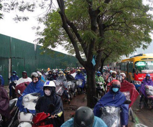 Hà Nội ùn tắc trong giá rét kỷ lục 9 độ kèm mưa, người dân chôn chân tại chỗ