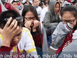 Học sinh cùng thầy cô ở Hà Nội khóc như mưa giữa sân trường vì một bài chia sẻ