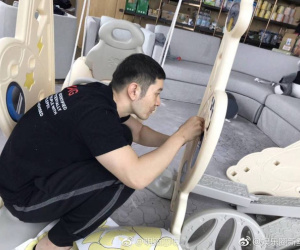 Huỳnh Hiểu Minh được khen ngợi hết lời khi tự tay làm cầu trượt cho con trai, đi dép 'yêu vợ'