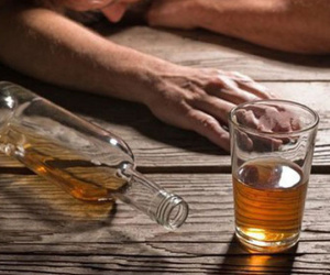 Thiếu nữ nhậu say bị bạn trai dẫn về phòng 'làm bậy'