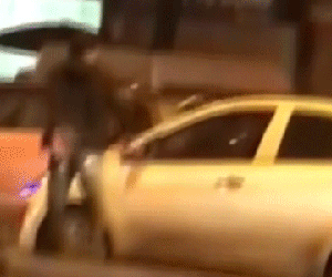 Video: Người đàn ông cầm gạch đập kính ôtô trên phố Hà Nội