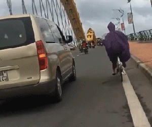 Video: Ôtô chắn gió cho xe đạp đi qua cầu khiến cộng đồng cảm phục