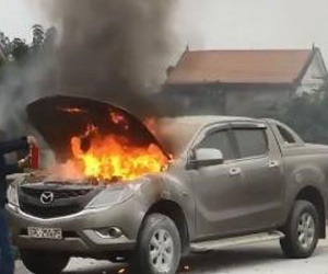 Xe Mazda bán tải bốc cháy khi lưu thông trên quốc lộ 1