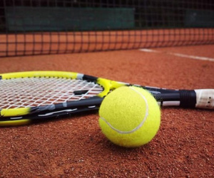 Bóng tennis đập vào ngực, suýt chết vì trụy tim
