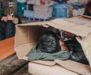 Chùm ảnh: Hà Nội giá rét 10 độ, một chiếc thùng carton hay manh áo mưa cũng khiến người lao động nghèo ấm hơn
