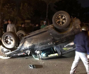 Hà Nội: Ô tô đâm gãy 2 cái cây rồi lật ngửa giữa đường tại Ngã Tư Sở