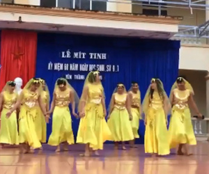 Nam sinh mặc váy nhảy bốc lửa làm nóng sân trường