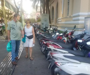 Những bãi xe 'vua' trên vỉa hè trung tâm TPHCM