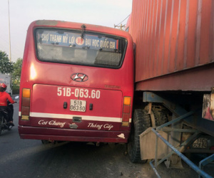 Ôtô buýt truy đuổi xe container sau va chạm ở Sài Gòn