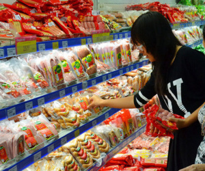 Xúc xích, chả lụa, lạp xưởng có giá trên trời
