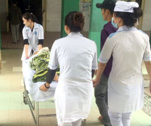 Người phụ nữ U60 chém hàng xóm trọng thương rồi uống thuốc diệt cỏ tự tử
