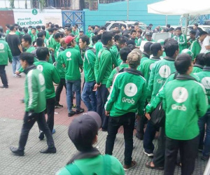 Hàng trăm tài xế GrabBike ở Sài Gòn tắt ứng dụng, kéo đến trụ sở công ty để phản đối việc tăng chiết khấu