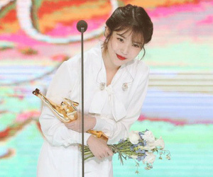 Nhận giải Daesang, IU xúc động trải lòng về Jonghyun: 'Tại sao anh ấy buồn và đau đớn đến vậy, mình nghĩ là mình hiểu'