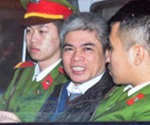 Video: Đồng phạm của ông Đinh La Thăng tươi cười lúc rời tòa