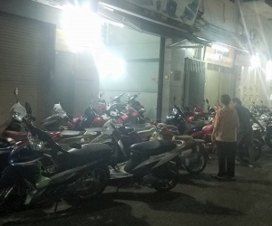 Bãi giữ xe vỉa hè quận 1 bị đình chỉ: Người dân loay hoay tìm chỗ đỗ