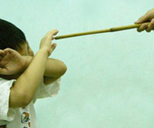 Bé trai 9 tuổi bị mẹ trói và đánh đến chết vì đánh mất điện thoại